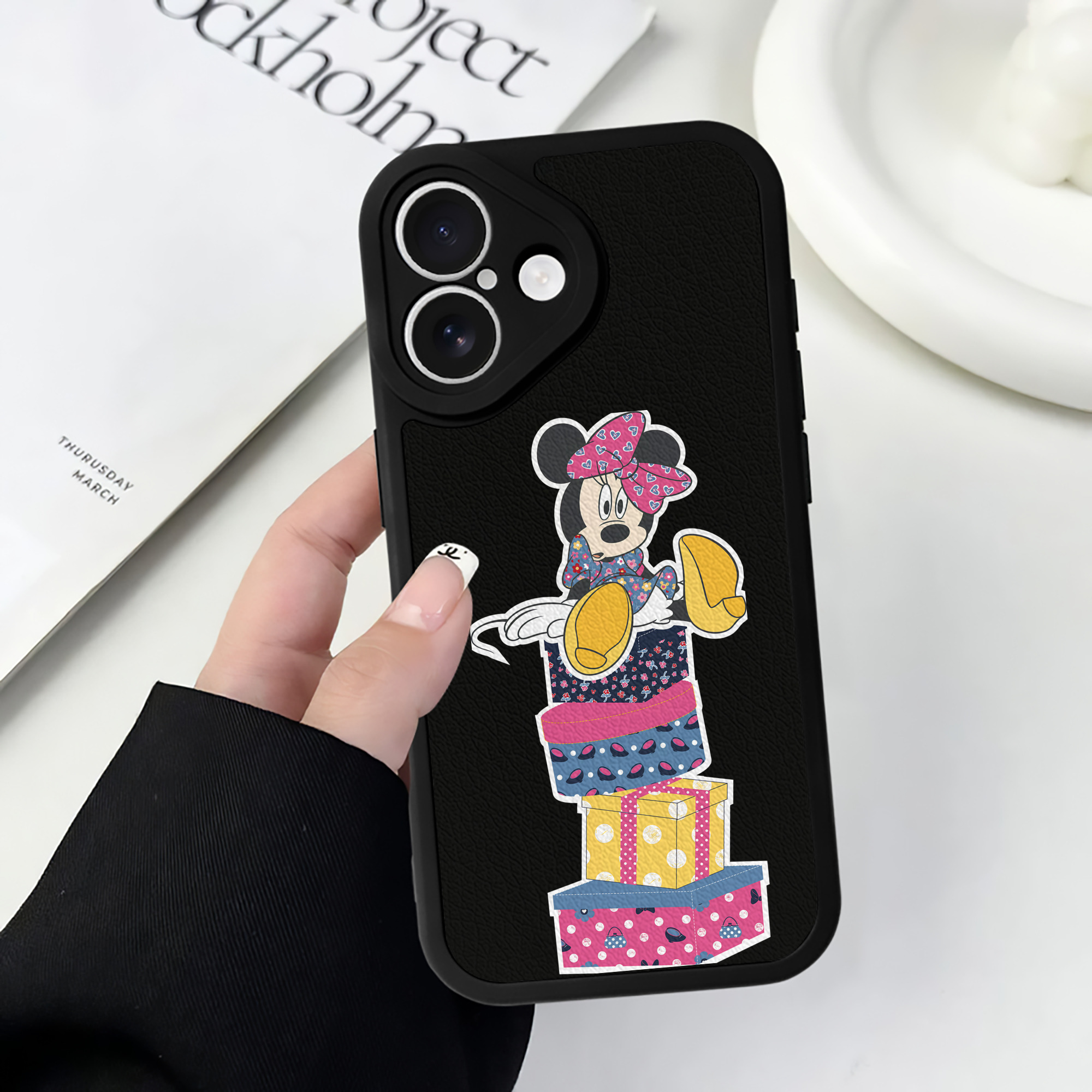 （画像用） ミッキーマウス Mickey Mouse 【iPhone 16シリーズ対応】シリコンスマホケース（レザー調） 材質：シリコン